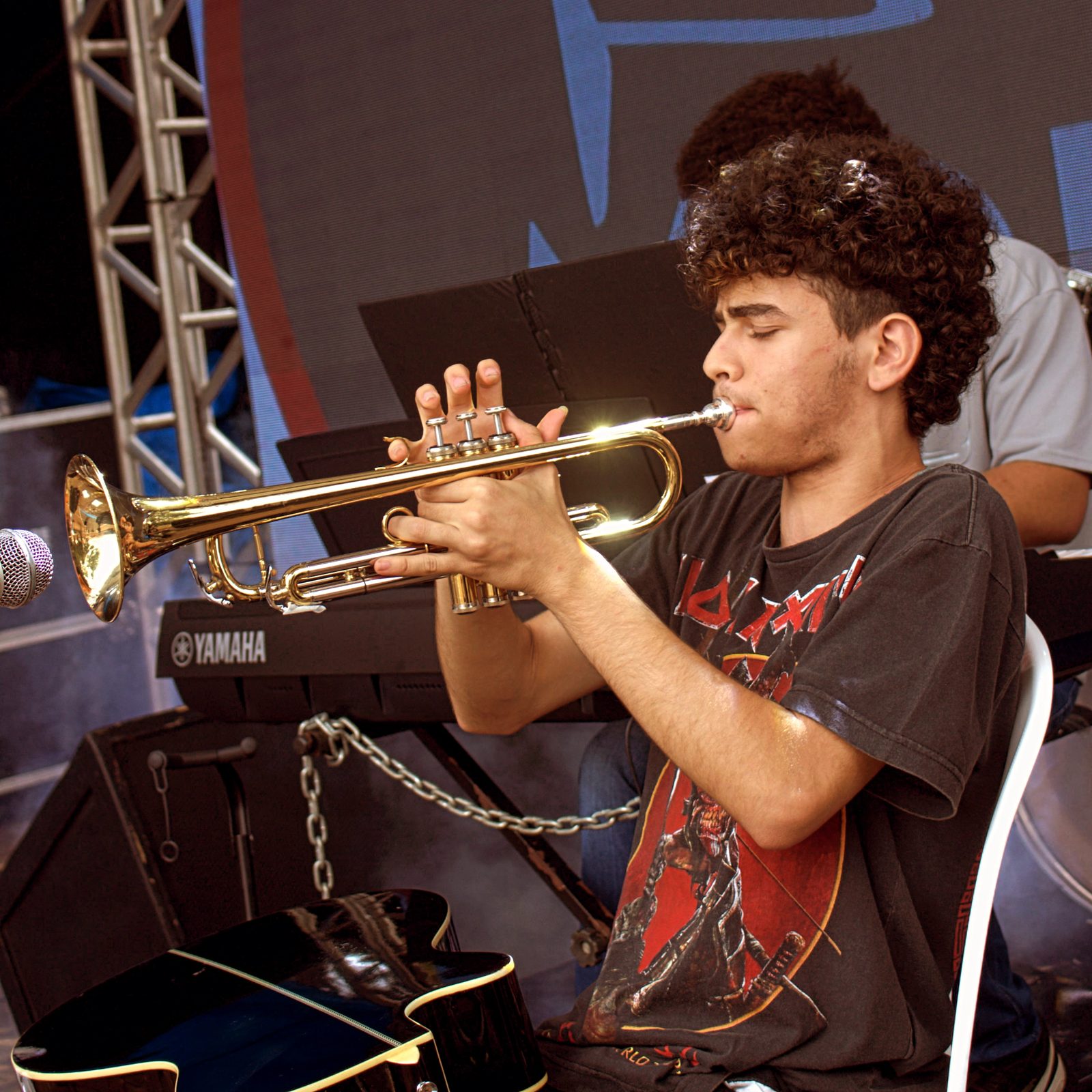 rian augusto tocando trompete no palco