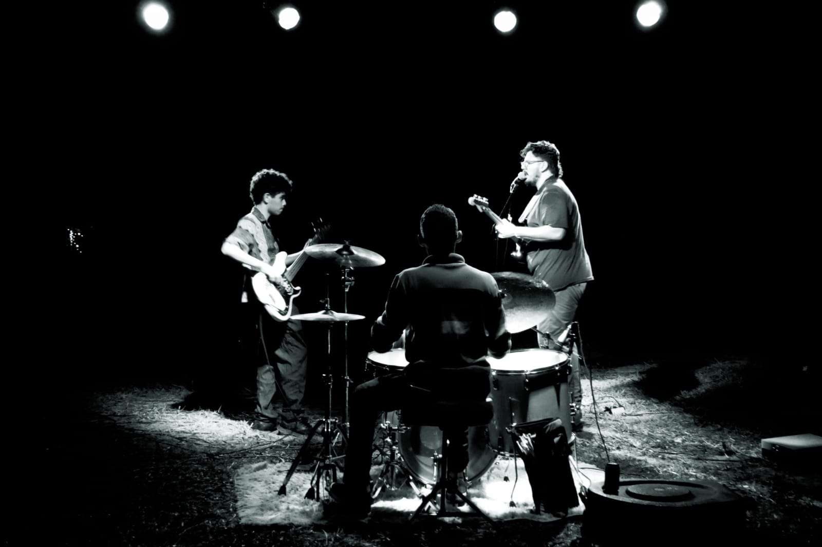 banda de rian augusto se apresentando em preto e branco